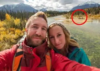 Couple Makes Selfie On Vacation – But Then They Discover Something Incredible In The Background!